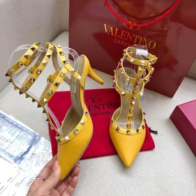 Valentino Rockstud হলুদ চামড়ার পিরামিড স্টাড স্টিলেটো 4