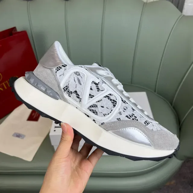 Valentino Argent Noir Maille avec Motif de Dentelle Supérieur Oversized Logo Blanc V Sneakers Lifestyle 4