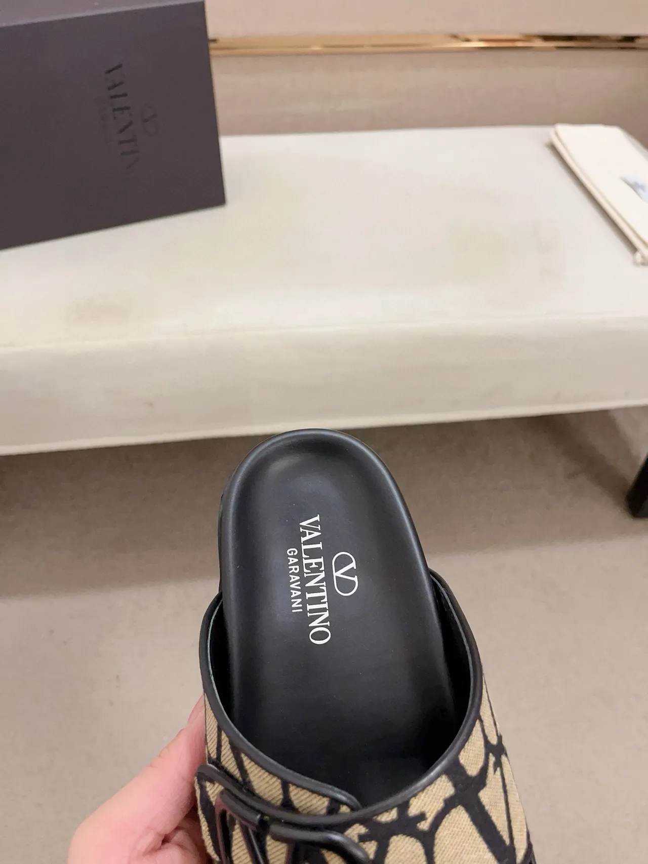 Valentino VLogo স্লাইড বেইজ মনোগ্রাম কালো স্ট্র্যাপ স্লিপার্স 6