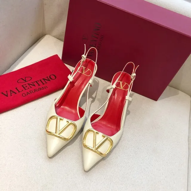 Valentino VLTN क्रीम और लाल चमड़ी VLogo बकल पंप्स 2