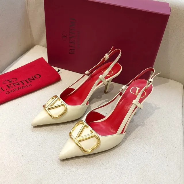 Valentino VLTN क्रीम और लाल चमड़ी VLogo बकल पंप्स 3