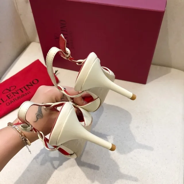 Valentino VLTN क्रीम और लाल चमड़ी VLogo बकल पंप्स 4