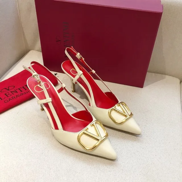 Valentino VLTN क्रीम और लाल चमड़ी VLogo बकल पंप्स 5
