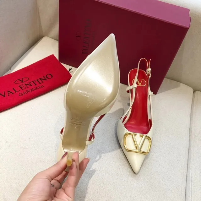 Valentino VLTN क्रीम और लाल चमड़ी VLogo बकल पंप्स 6