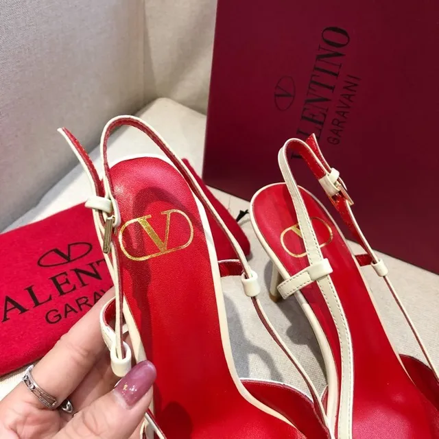 Valentino VLTN क्रीम और लाल चमड़ी VLogo बकल पंप्स 7