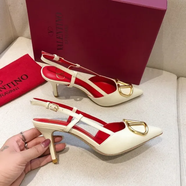 Valentino VLTN क्रीम और लाल चमड़ी VLogo बकल पंप्स 8