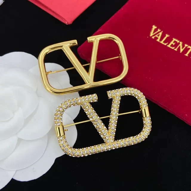 بروشات فالنتينو VLTN لوجو كريستال ذهبي اللون 8