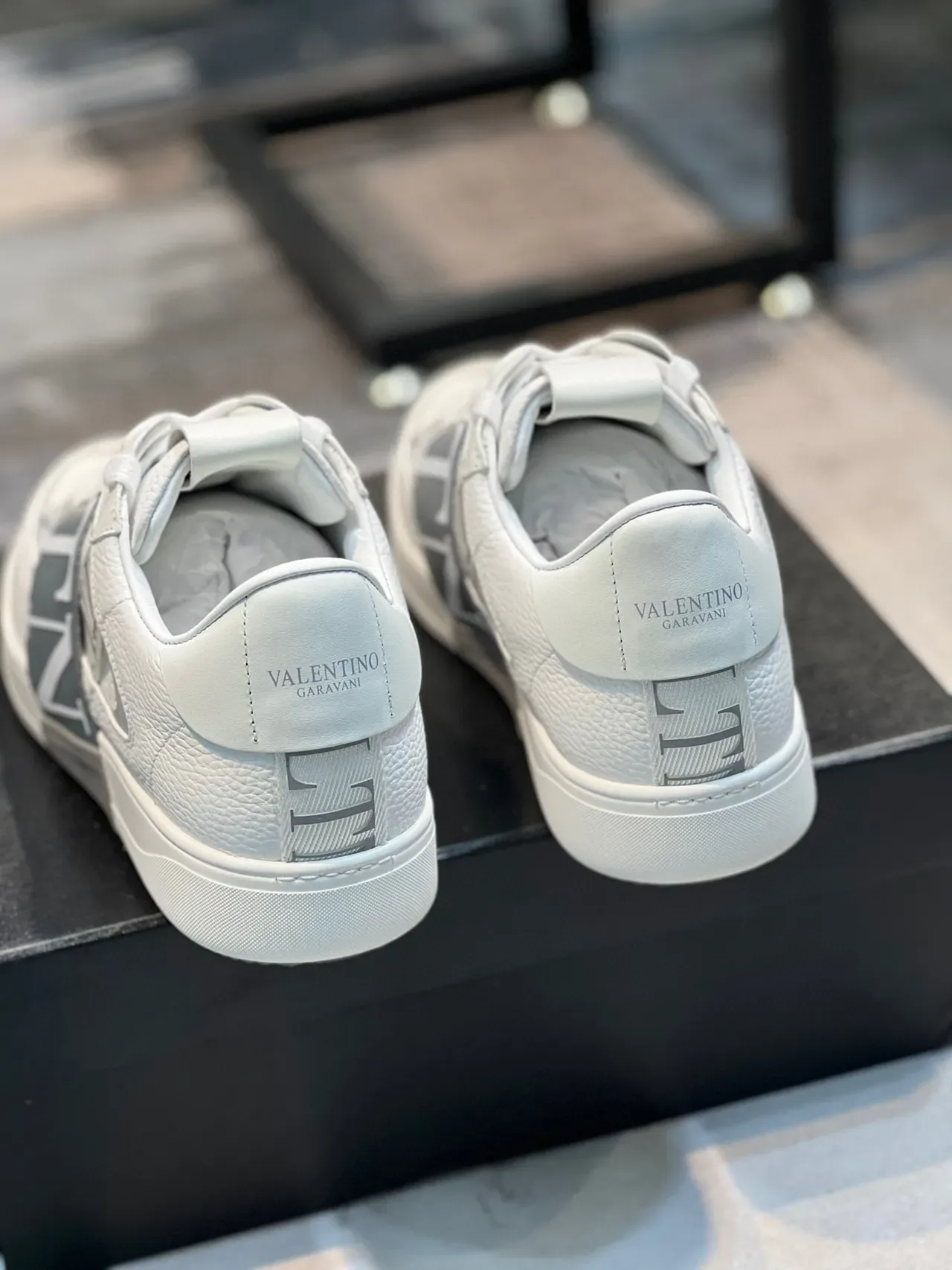 Valentino VLTN सफेद चमड़े की पट्टी लाइफस्टाइल स्नीकर 2