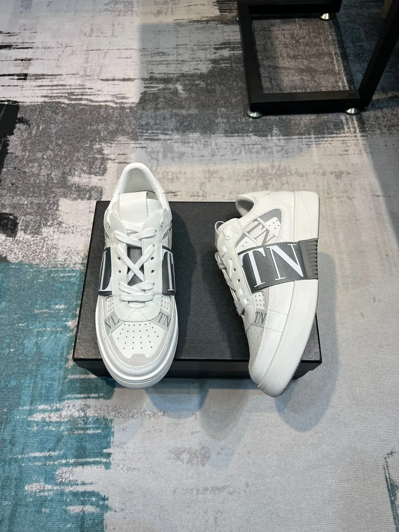 Valentino VLTN सफेद चमड़े की पट्टी लाइफस्टाइल स्नीकर 4