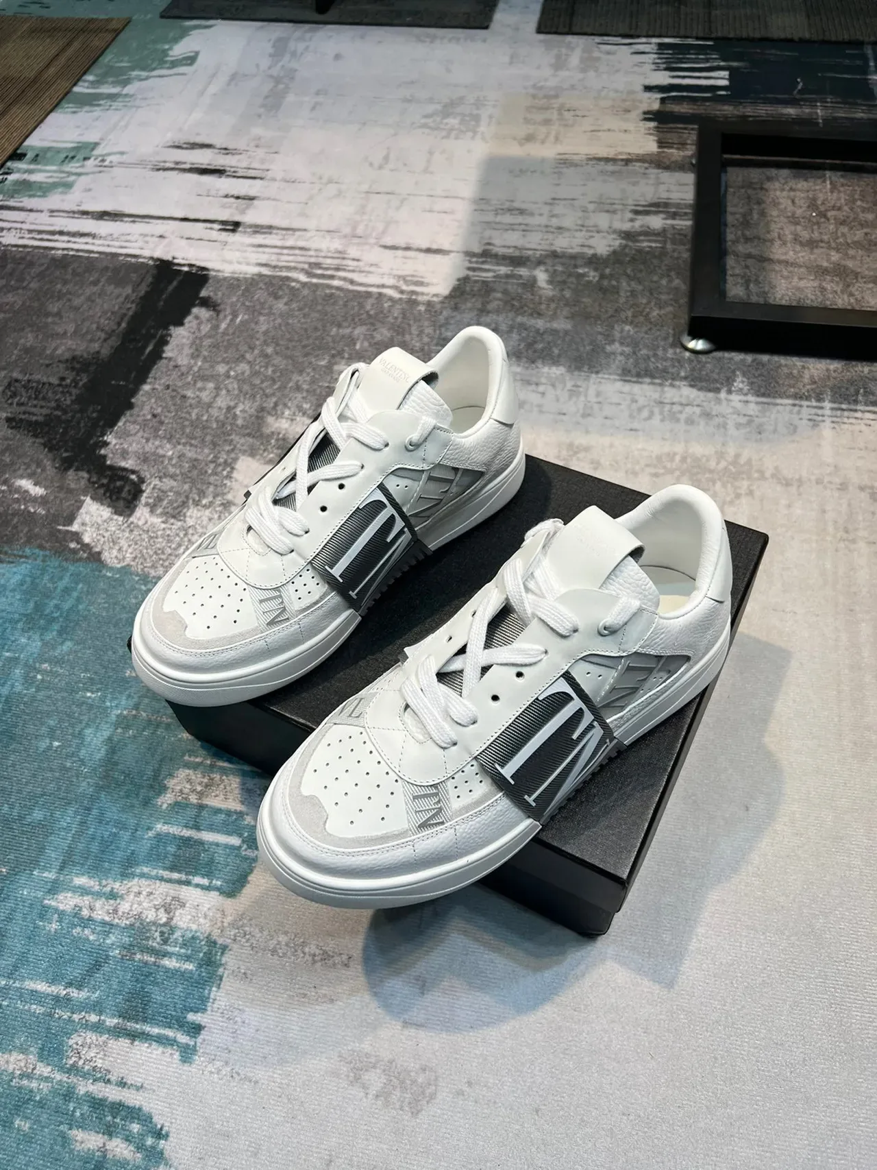 Valentino VLTN सफेद चमड़े की पट्टी लाइफस्टाइल स्नीकर 6