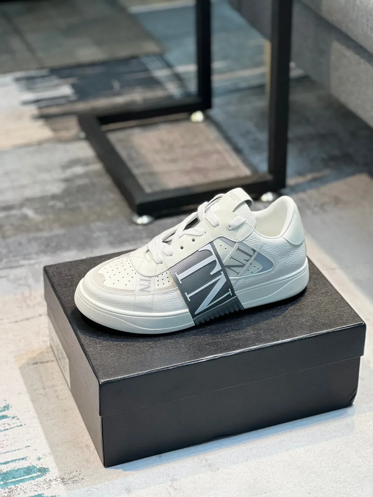Valentino VLTN सफेद चमड़े की पट्टी लाइफस्टाइल स्नीकर 9