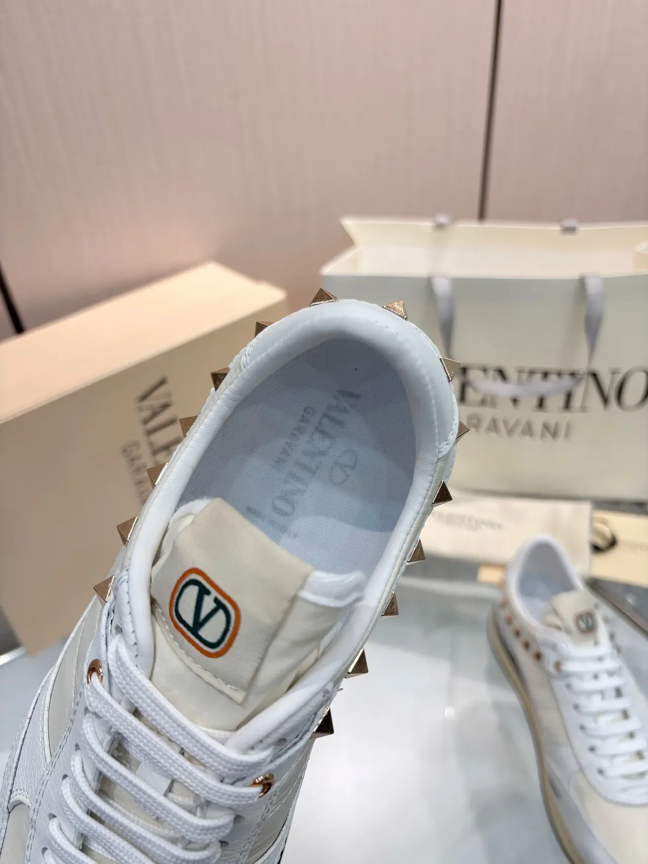 Valentino أحذية رياضية أسلوب حياة أبيض بيج منخفضة القمة مدببة 2