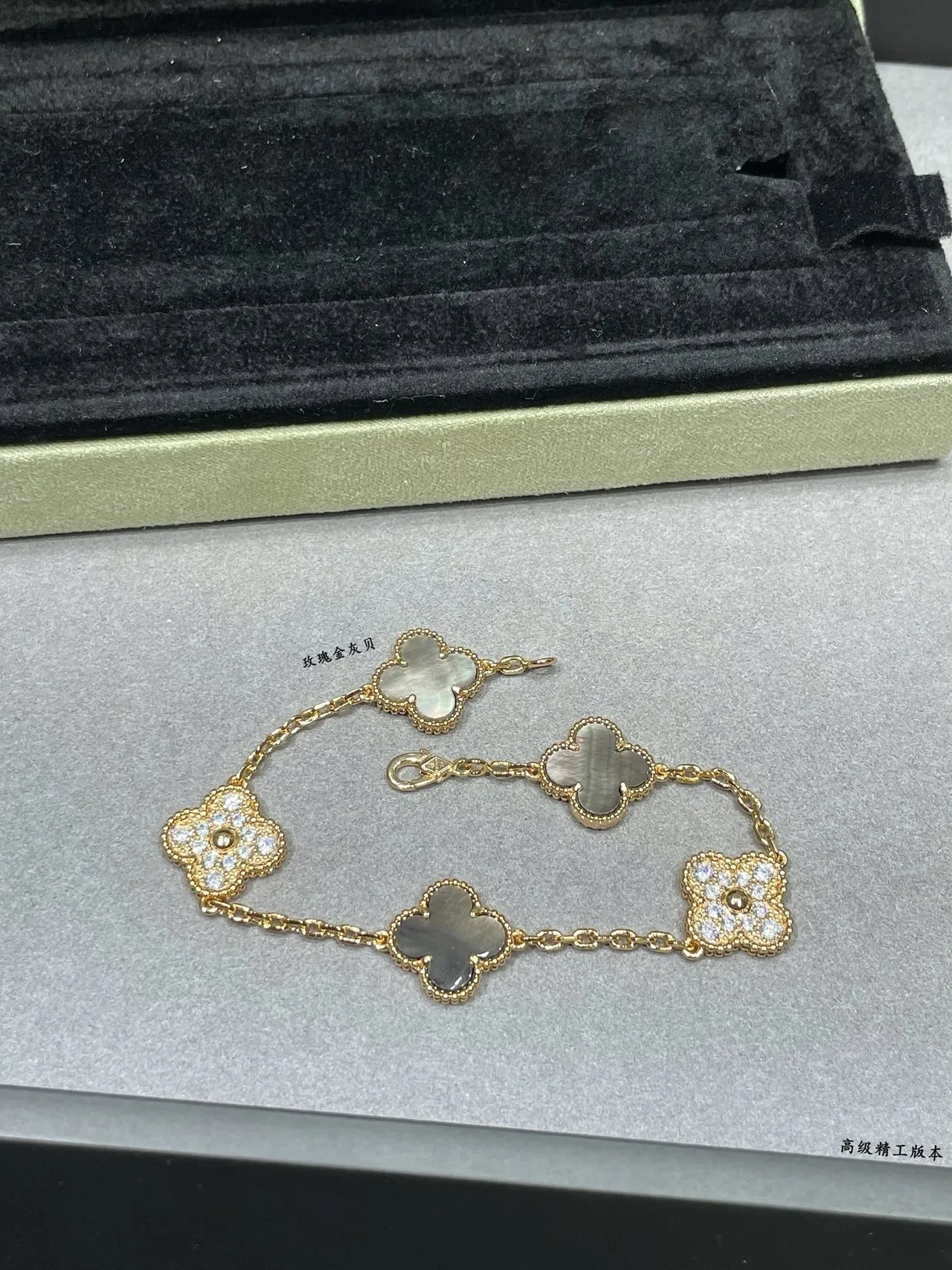 Van Cleef & Arpels Alhambra chaîne or blanc motifs trèfle quatre feuilles bracelet 3