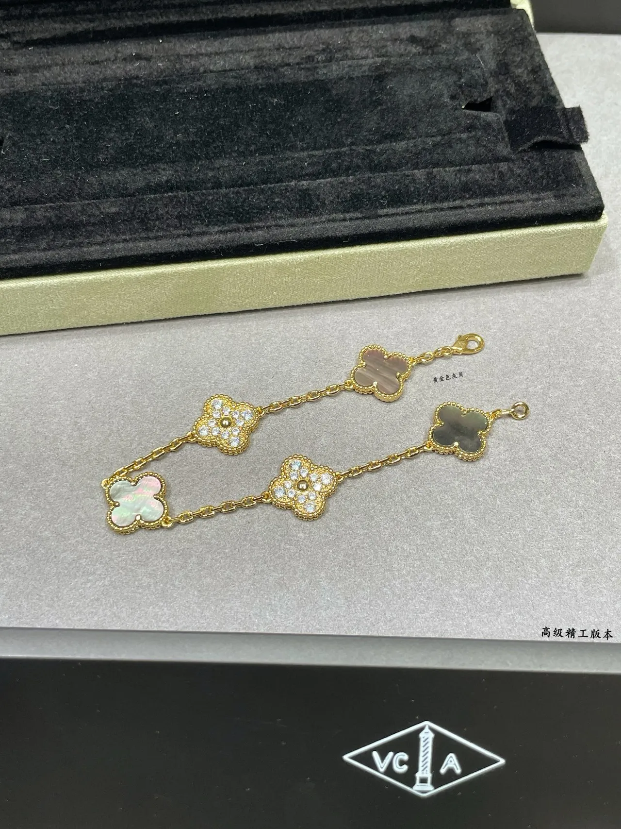 Van Cleef & Arpels Alhambra chaîne or blanc motifs trèfle quatre feuilles bracelet 4