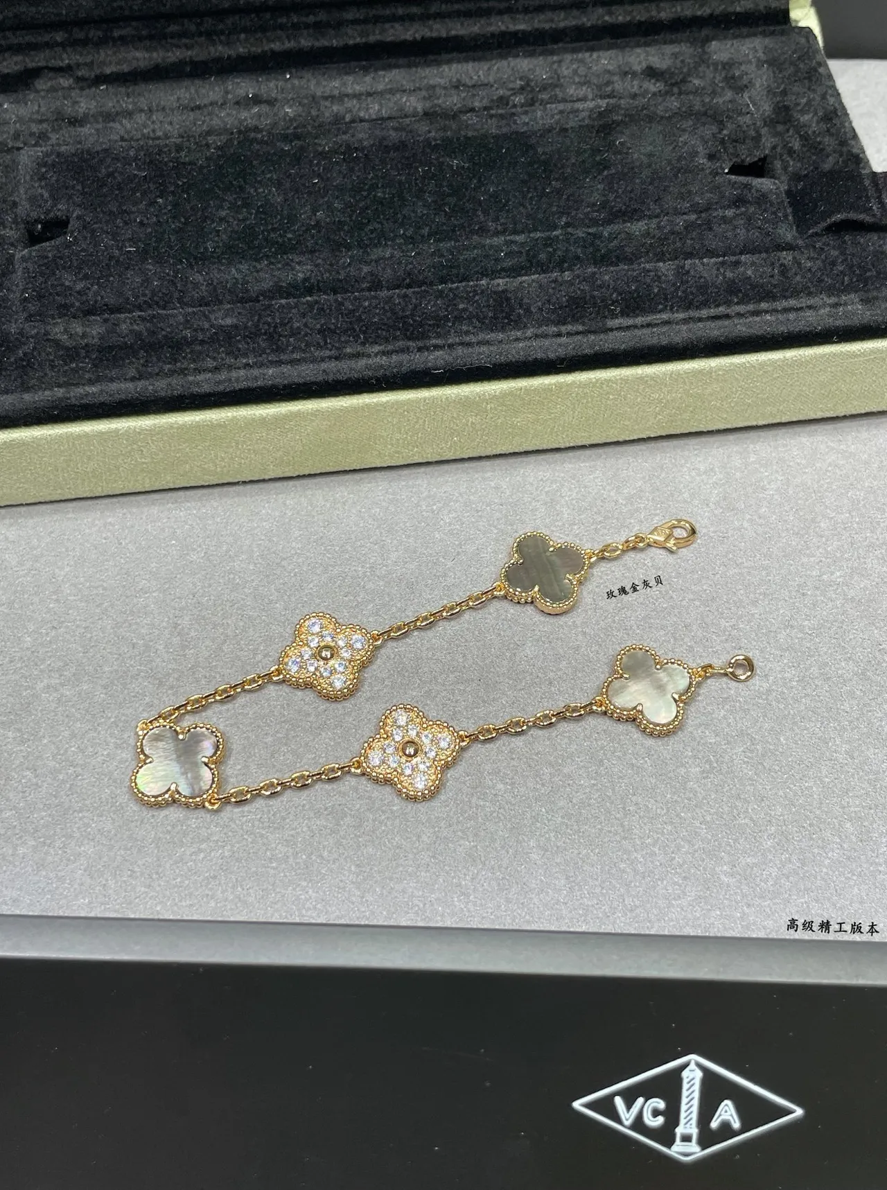 Van Cleef & Arpels Alhambra chaîne or blanc motifs trèfle quatre feuilles bracelet 5