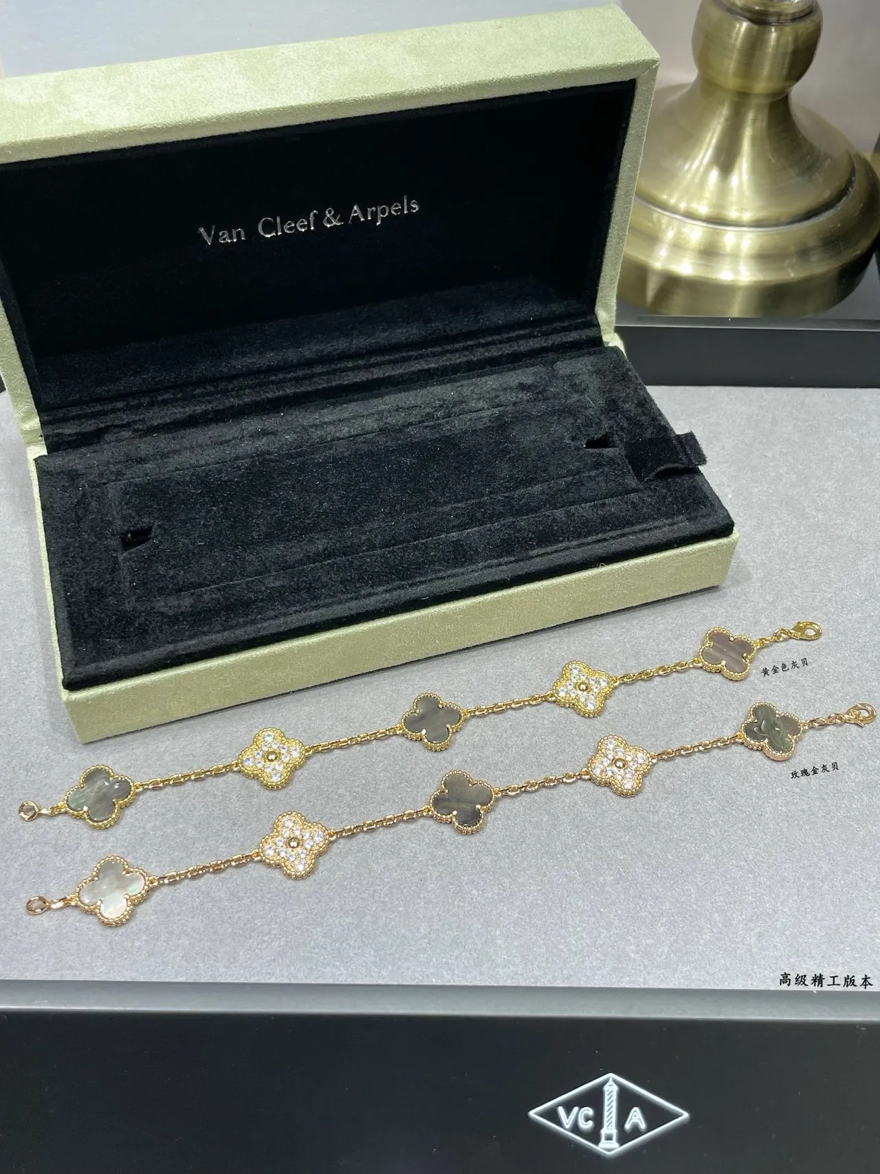 Van Cleef & Arpels Alhambra chaîne or blanc motifs trèfle quatre feuilles bracelet 6