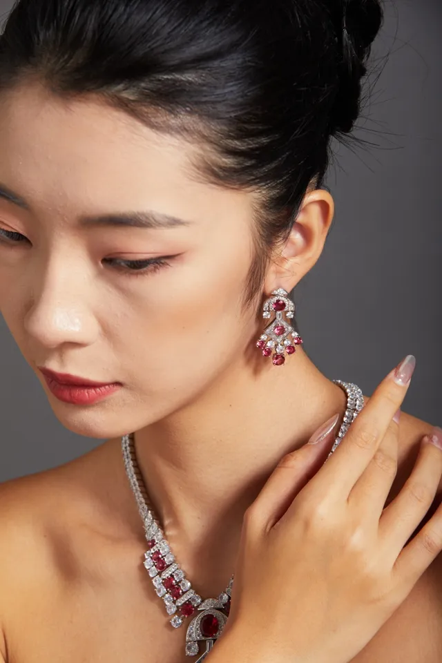 Van Cleef & Arpels रूबी और डायमंड चाँडीलियर ईयररिंग्स 2