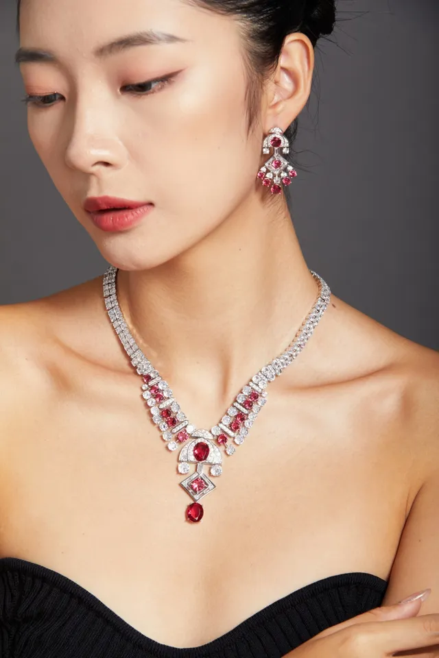 Van Cleef & Arpels रूबी और डायमंड चाँडीलियर ईयररिंग्स 5