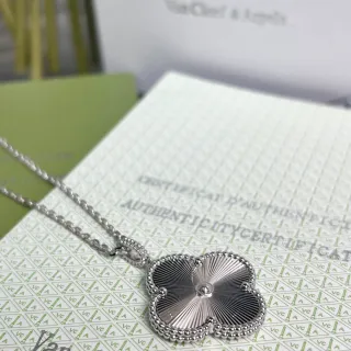 Van Cleef & Arpels Alhambra 四叶草吊坠项链