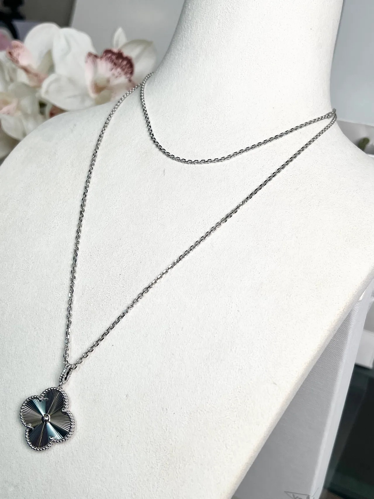 Van Cleef & Arpels Alhambra Collier pendentif trèfle à quatre feuilles 2