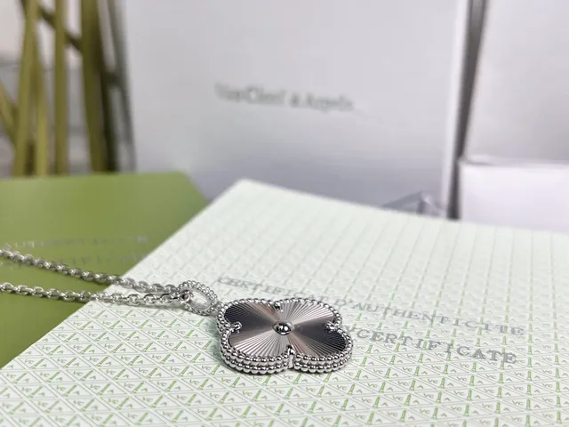 Van Cleef & Arpels Alhambra Collier pendentif trèfle à quatre feuilles 5