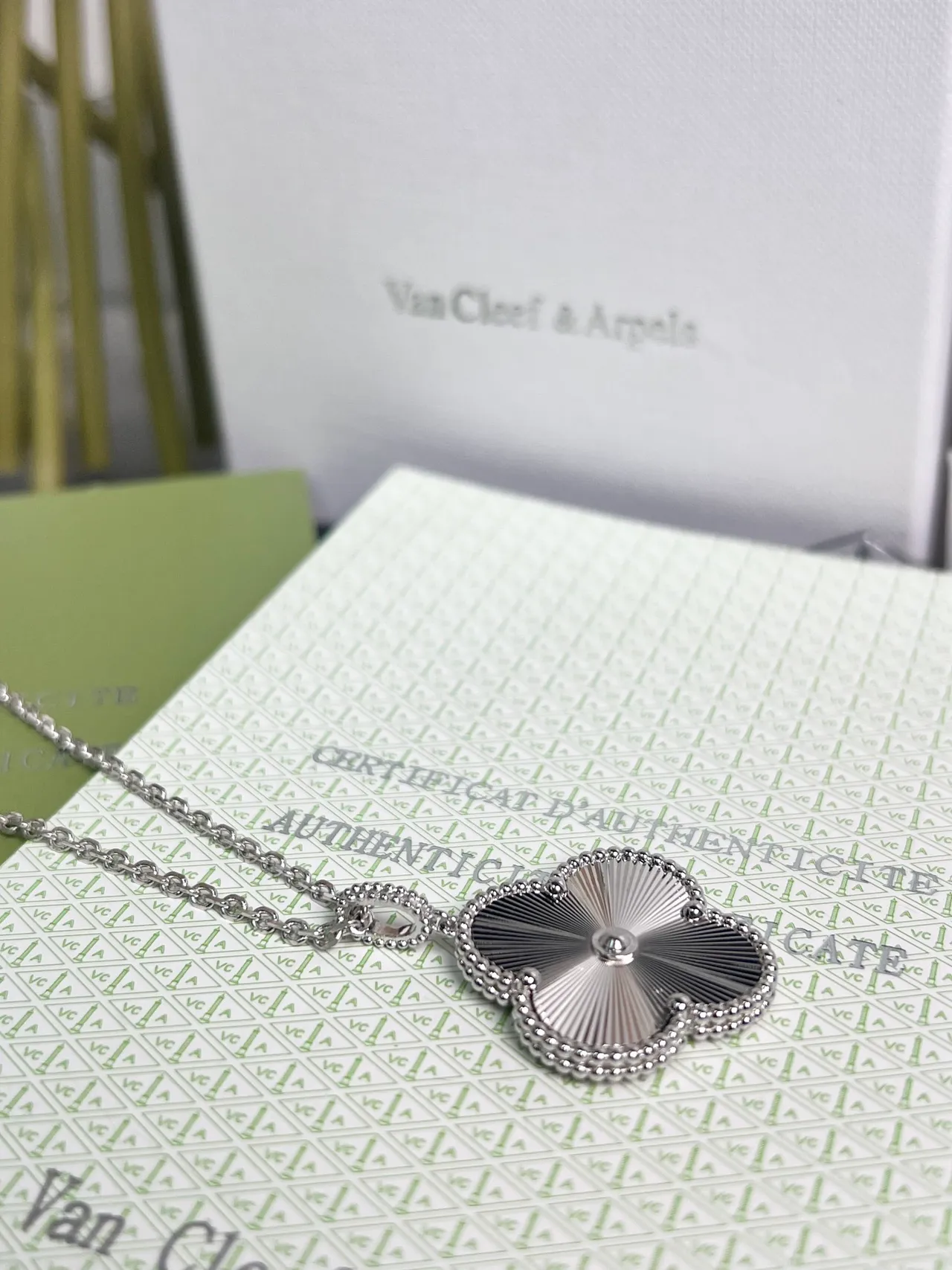 Van Cleef & Arpels Alhambra Collier pendentif trèfle à quatre feuilles 6