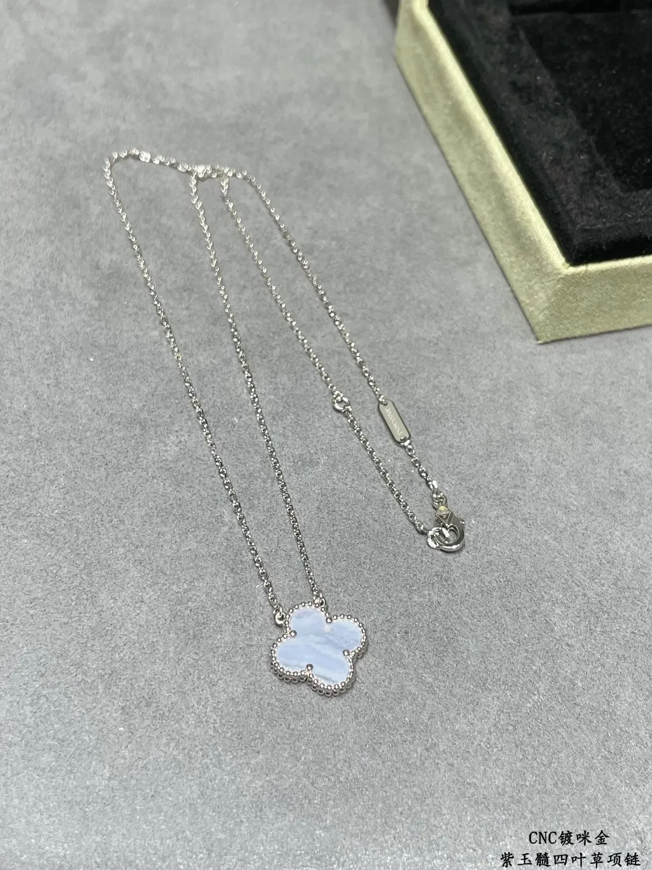 Van Cleef & Arpels Alhambra Calcedonia Azul Claro Trébol de Cuatro Hojas Collar 4