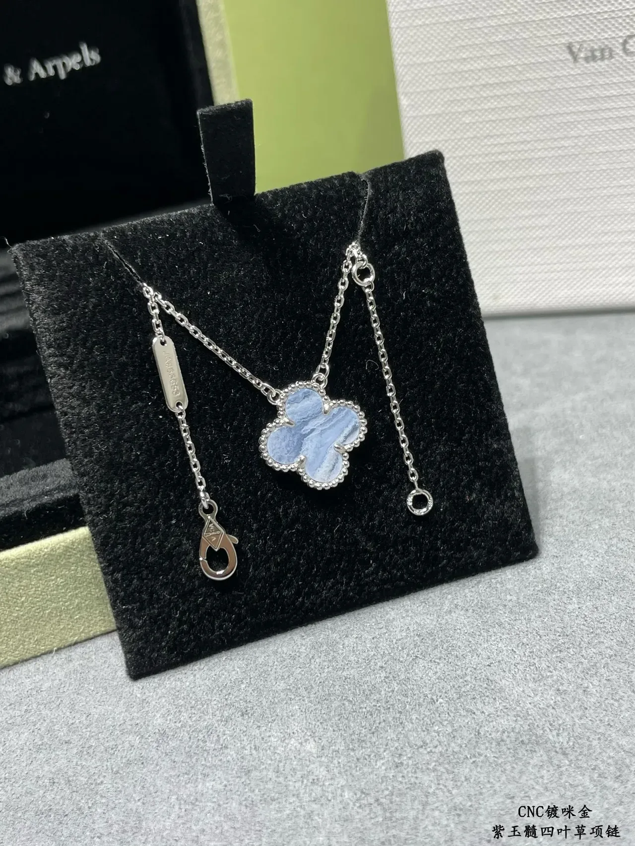Van Cleef & Arpels Alhambra Calcedonia Azul Claro Trébol de Cuatro Hojas Collar 7