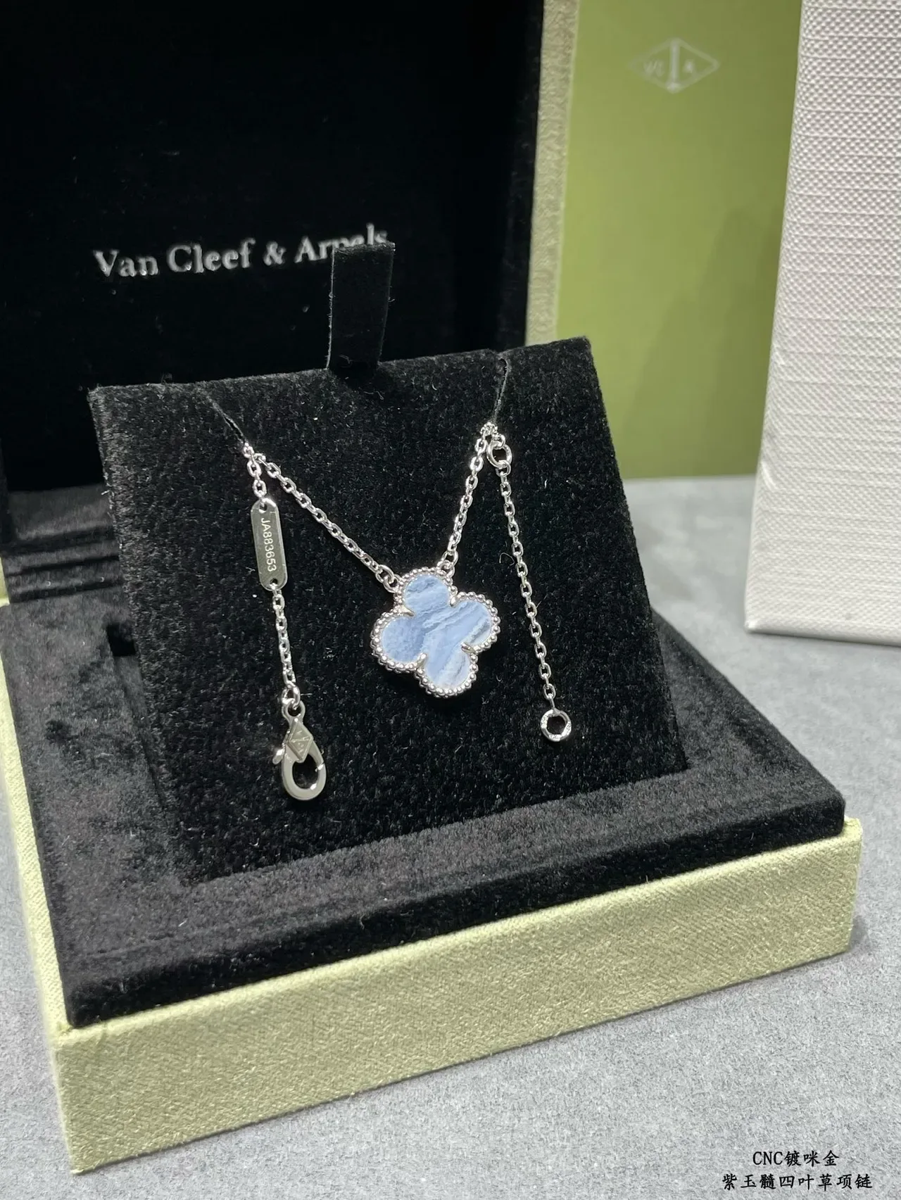 Van Cleef & Arpels Alhambra Calcedonia Azul Claro Trébol de Cuatro Hojas Collar 8