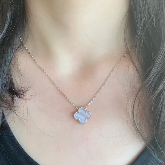 Van Cleef & Arpels Alhambra Calcedonia Azul Claro Trébol de Cuatro Hojas Collar 9