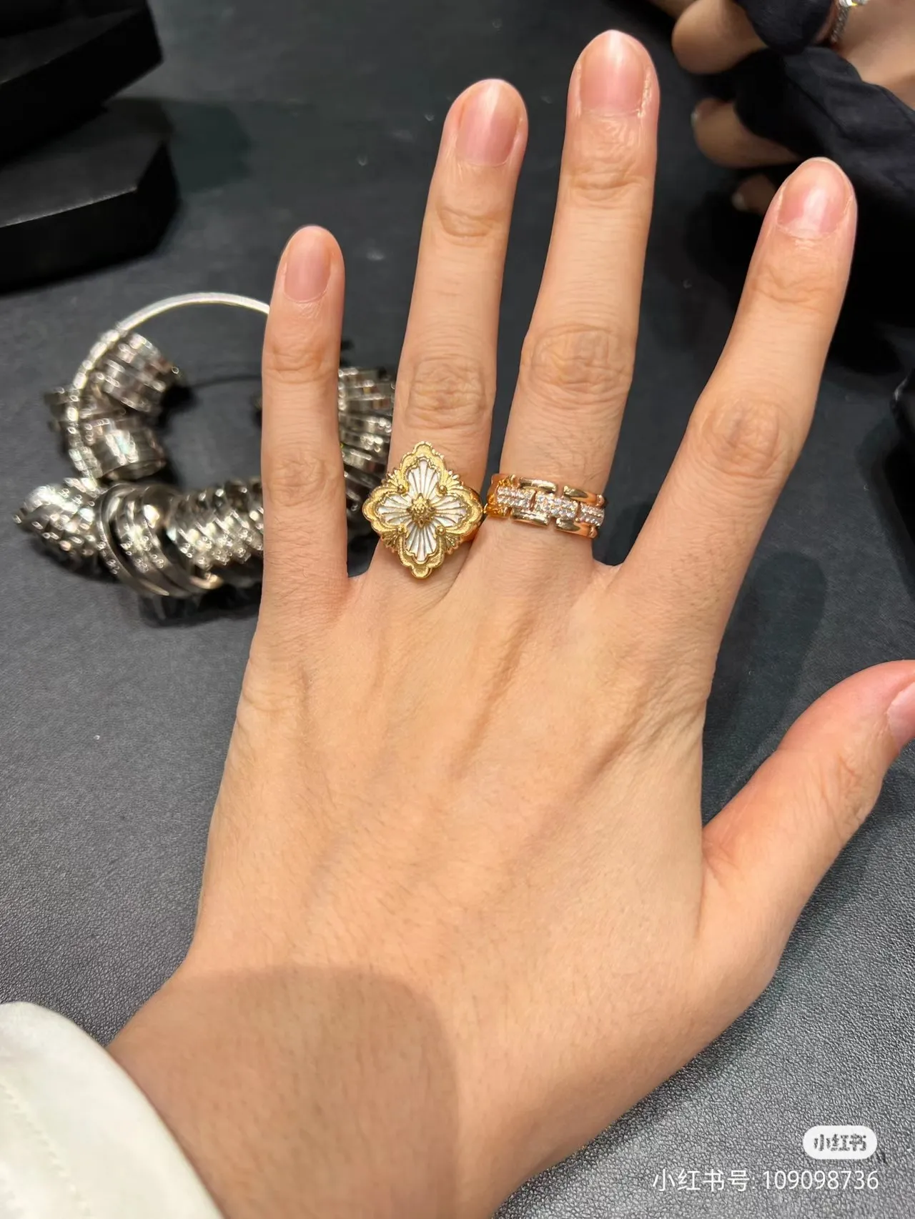 Van Cleef & Arpels সোনার কালো ফুল মোটিফ এনামেল ইনলে রিং 6