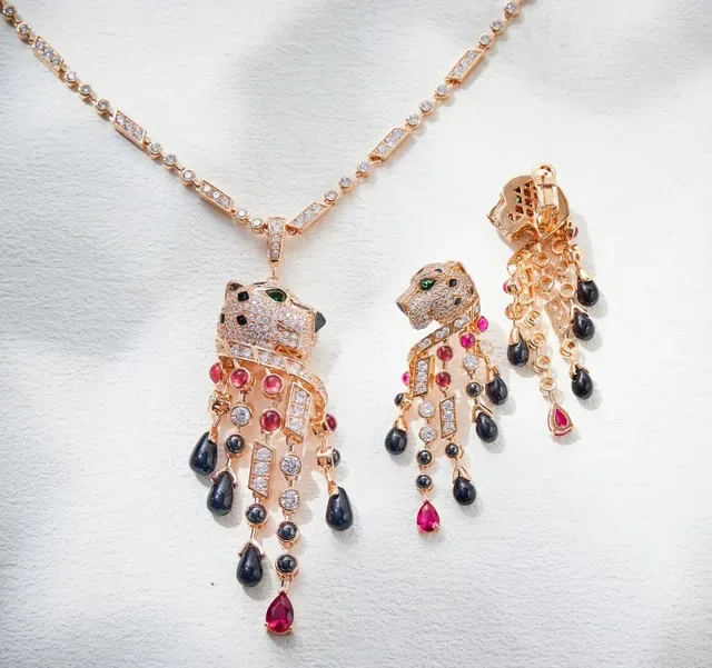 Van Cleef & Arpels Panthère Collier avec pendentif or rose rubis onyx diamant 3