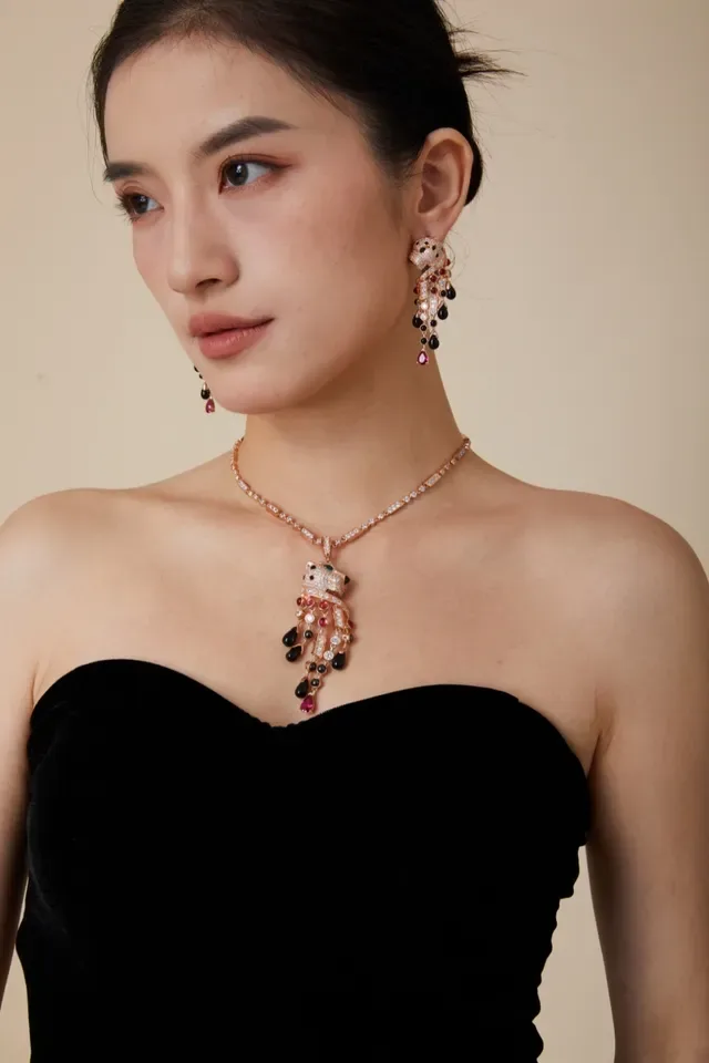 Van Cleef & Arpels Panthère Collier avec pendentif or rose rubis onyx diamant 4