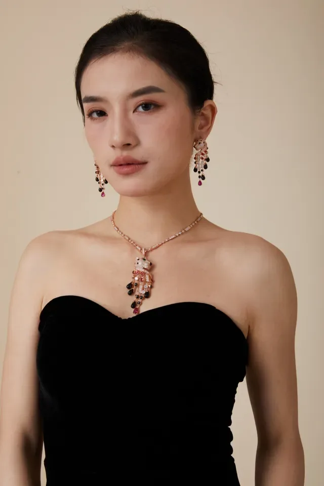 Van Cleef & Arpels Panthère Collier avec pendentif or rose rubis onyx diamant 6