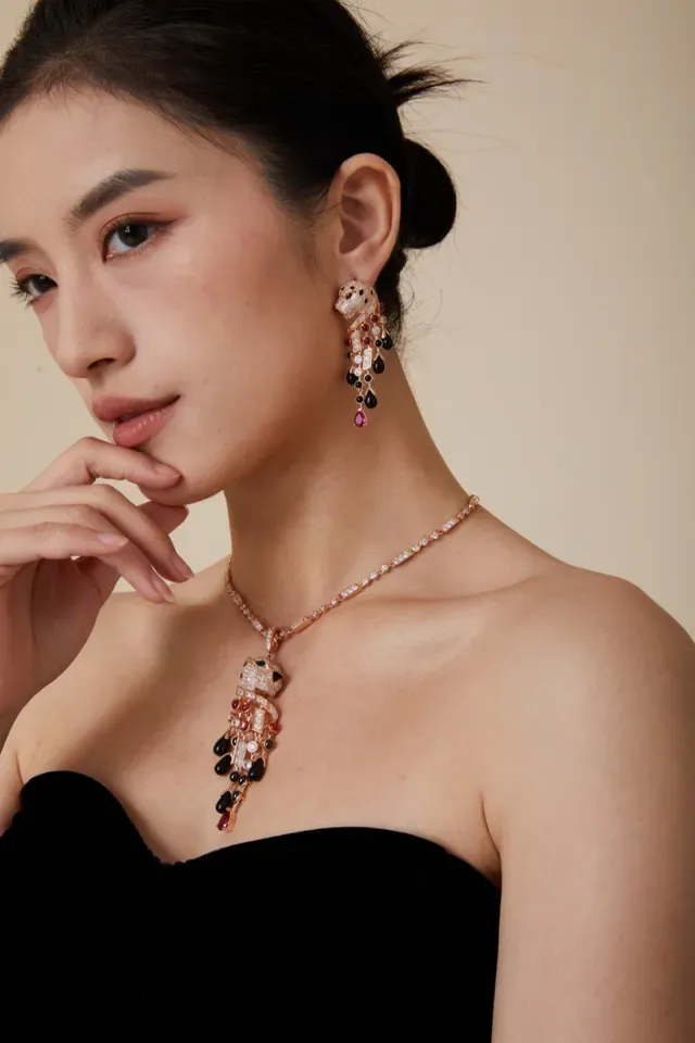 Van Cleef & Arpels Panthère Collier avec pendentif or rose rubis onyx diamant 7