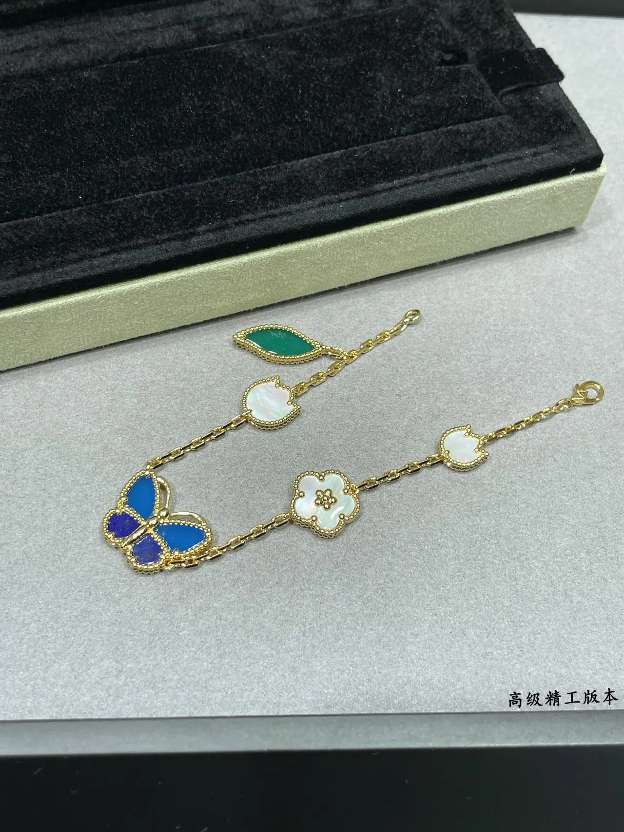 Van Cleef & Arpels Poetic Complications pulsera de oro con motivo de mariposa y floral 4