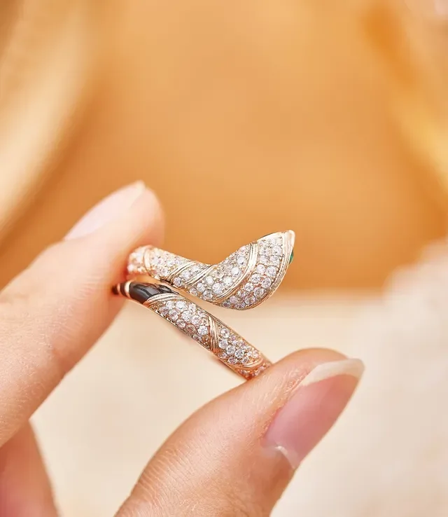 Van Cleef & Arpels Serpent Bohème Pavé Diamond Anel Esmalte Preto Olho Verde 2