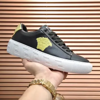 Versace Tênis Lifestyle Preto e Dourado com Aplique de Cabeça de Medusa e Padrão de Chave Grega na Solha Média