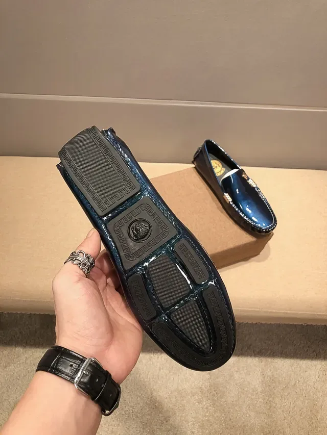 Versace مكاسين جلد لامع أزرق وذهبي شعار ميدوزا على الباطونة 3