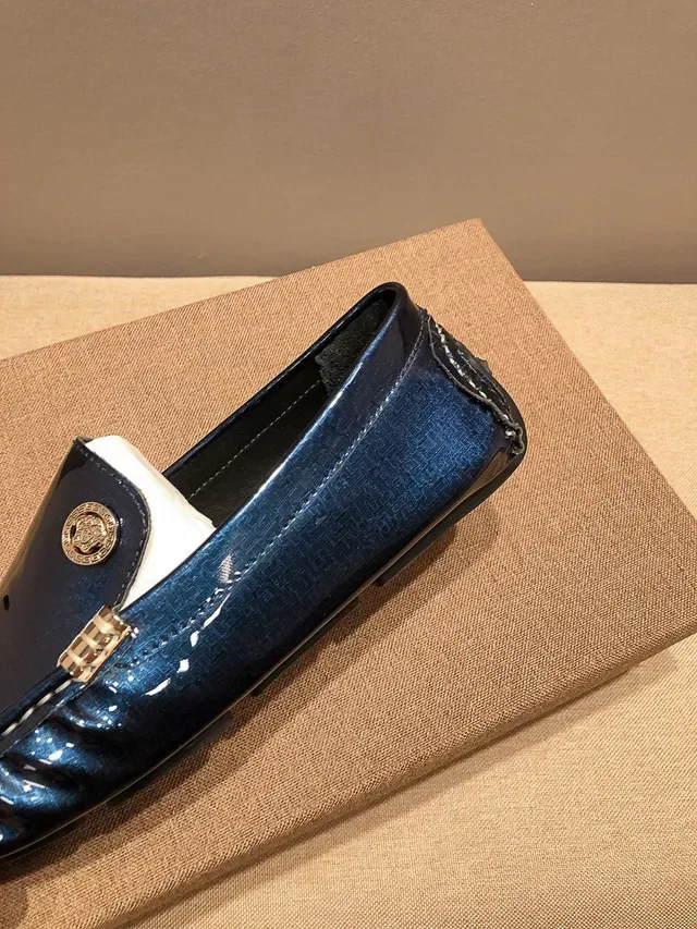Versace مكاسين جلد لامع أزرق وذهبي شعار ميدوزا على الباطونة 4