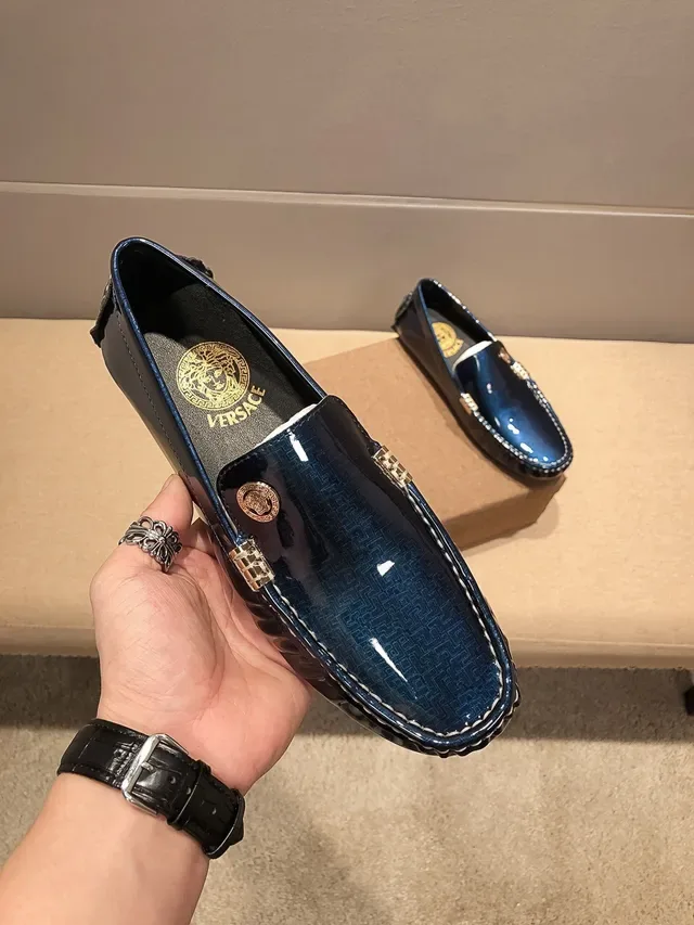 Versace مكاسين جلد لامع أزرق وذهبي شعار ميدوزا على الباطونة 6