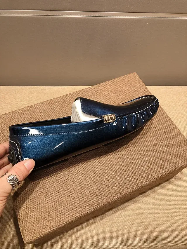 Versace مكاسين جلد لامع أزرق وذهبي شعار ميدوزا على الباطونة 7