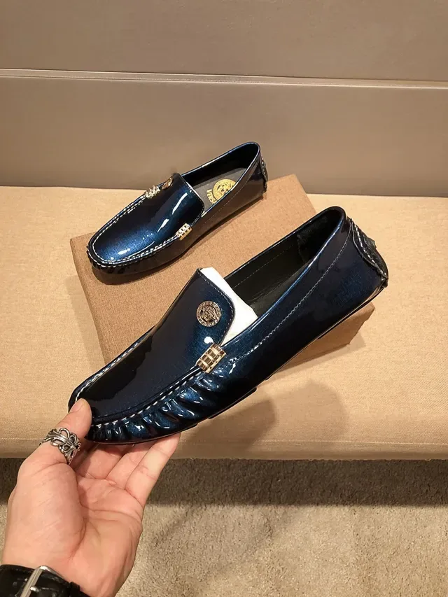 Versace مكاسين جلد لامع أزرق وذهبي شعار ميدوزا على الباطونة 8
