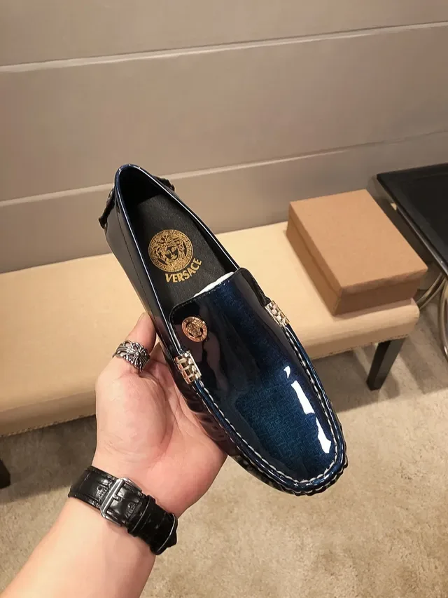 Versace مكاسين جلد لامع أزرق وذهبي شعار ميدوزا على الباطونة 9