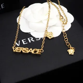 Versace Chain Reaction সোনার ব্লক-লেটার লোগো পেন্ডেন্ট নেকলেস