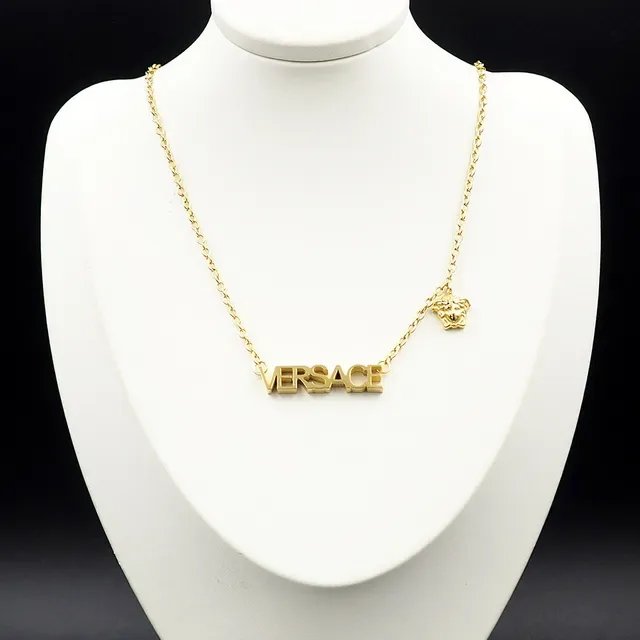 Versace Chain Reaction قلادة ذهبية بشعار حروف كتلية 2