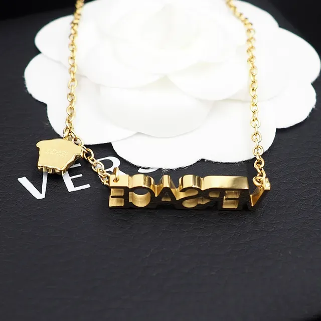 Versace Chain Reaction قلادة ذهبية بشعار حروف كتلية 3