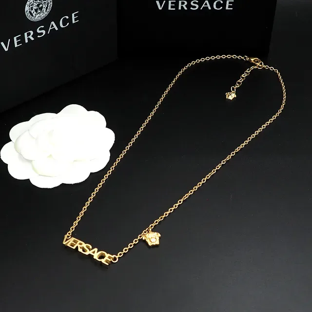 Versace Chain Reaction قلادة ذهبية بشعار حروف كتلية 4