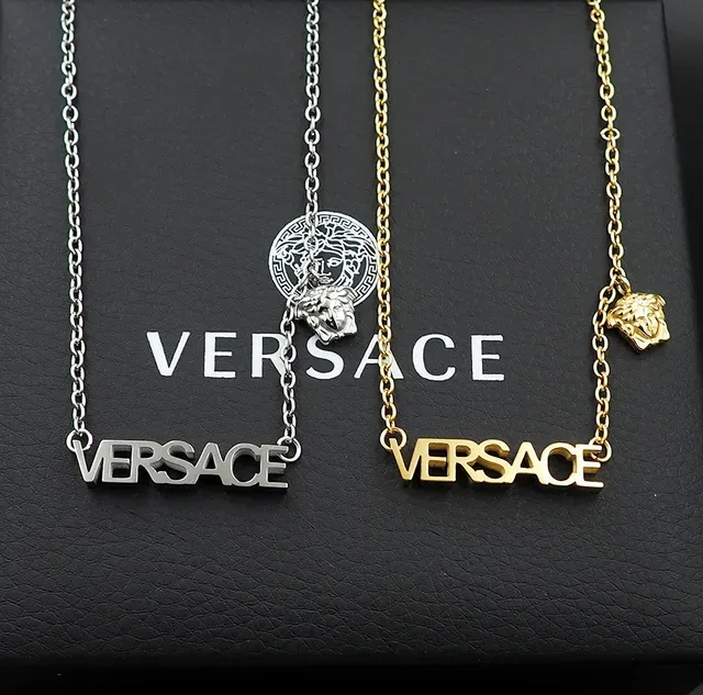 Versace Chain Reaction قلادة ذهبية بشعار حروف كتلية 5