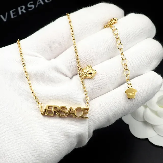 Versace Chain Reaction قلادة ذهبية بشعار حروف كتلية 7